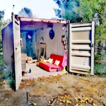 אוהל מפואר Forrest For Camping With Container
